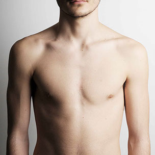 Alignement et symétrie du corps. Liberté et fluidité de rotation de la tête, indépendante des articulations, liberté articulaire.