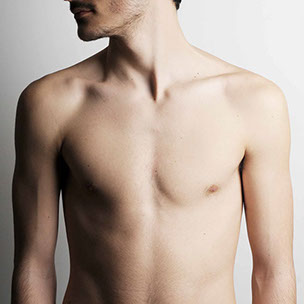 Alignement et symétrie du corps. Liberté et fluidité de rotation de la tête, indépendante du corps.