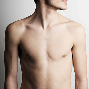 Alignement et symétrie du corps. Liberté et fluidité de rotation de la tête, indépendante du corps.